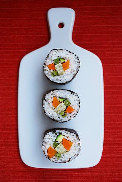 rolinhos de sushi maki vegetariano - appetizer asia carrot maki sushi - fotografias e filmes do acervo