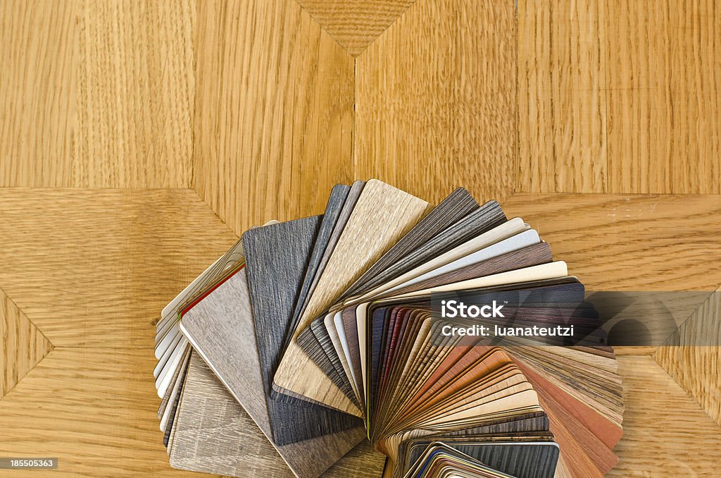 Autre couleur des échantillons de parquet en bois sur Fond marron parquet. - Photo de Sol - Caractéristiques d'une construction libre de droits