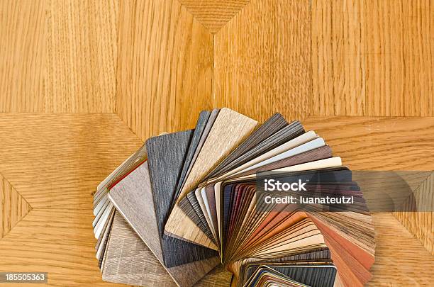 Photo libre de droit de Autre Couleur Des Échantillons De Parquet En Bois Sur Fond Marron Parquet banque d'images et plus d'images libres de droit de Sol - Caractéristiques d'une construction