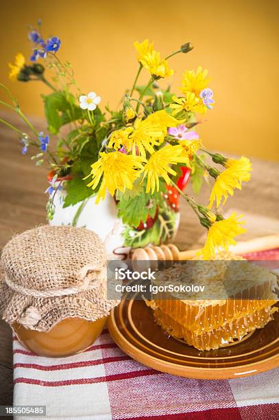 Ancora La Vita Con Honeycombs - Fotografie stock e altre immagini di Agricoltura - Agricoltura, Barattolo di vetro, Bastone