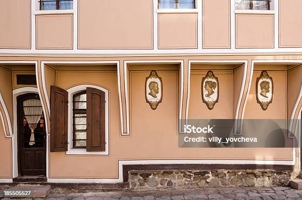 Vista De La Calle Del Casco Antiguo De Farmacia Asamblea En Plovdiv Bulgaria Foto de stock y más banco de imágenes de Aire libre