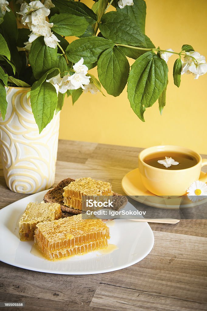 Favo de mel com uma Xícara de chá e bouquet - Royalty-free Agricultura Foto de stock