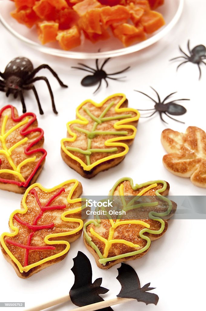 Cookie-файлы в форме листьев - Стоковые фото Вертикальный роялти-фри