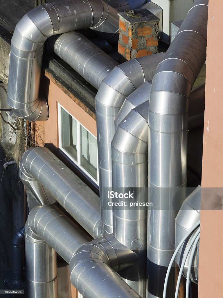 Conductos de calefacción y aire acondicionado instala en Fachada del edificio - Foto de stock de Aire libre libre de derechos