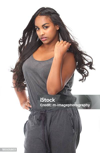 Портрет Красивой Молодой Женщины С Течет Волосы — стоковые фотографии и другие картинки Афроамериканская этническая группа - Афроамериканская этническая группа, Женщины, Только одна женщина