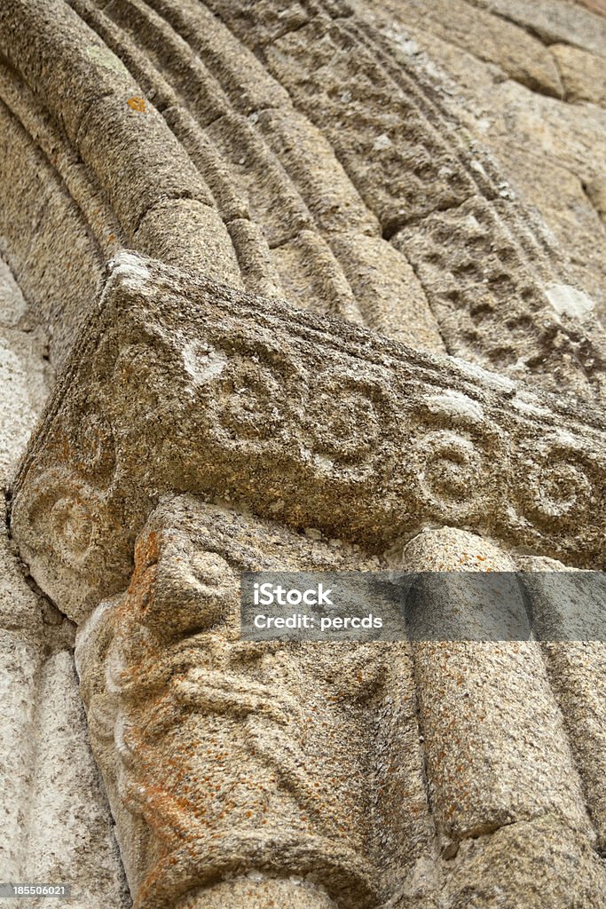 Sala Romanesque iglesia de entrada - Foto de stock de Anticuado libre de derechos