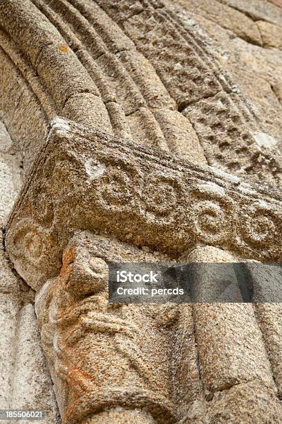 Chiesa Romanica Ingresso - Fotografie stock e altre immagini di Antico - Condizione - Antico - Condizione, Architettura, Arco - Architettura