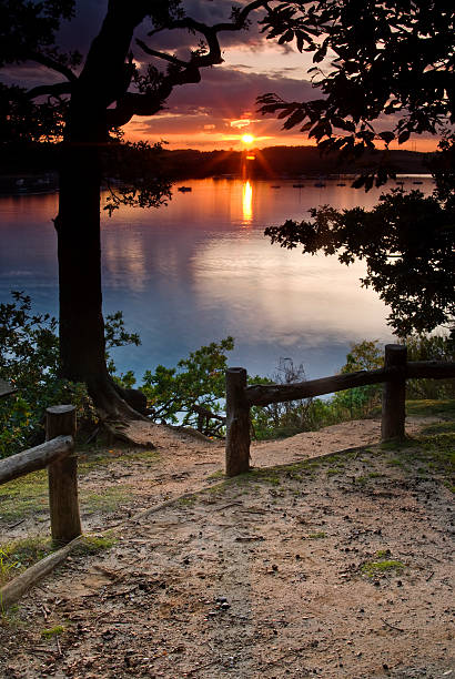 pôr do sol na água de alta no rio orwell - river orwell imagens e fotografias de stock