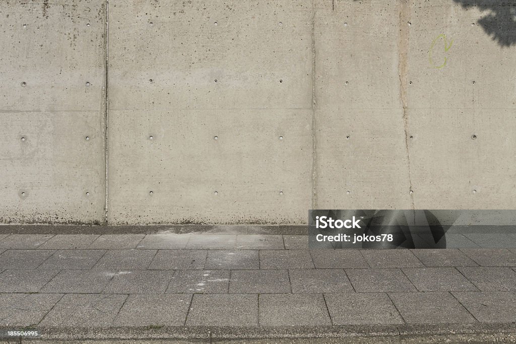 Grande de parede de concreto com sideway na frente - Foto de stock de Arquitetura royalty-free