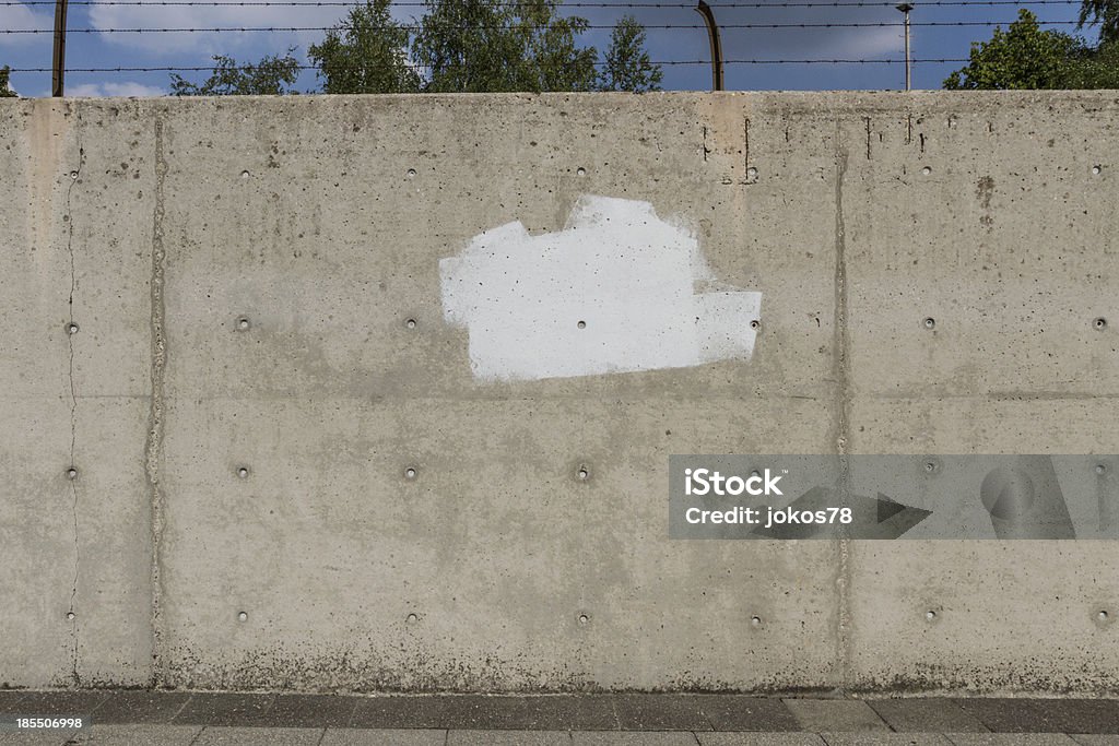 Большая Бетонная стена с забор и sideway - Стоковые фото Архитектура роялти-фри