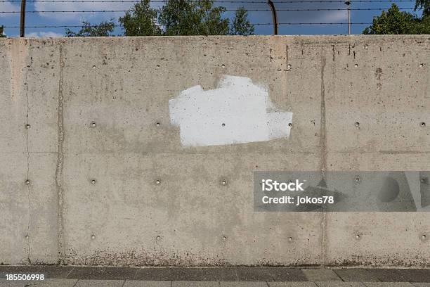 Большая Бетонная Стена С Забор И Sideway — стоковые фотографии и другие картинки Архитектура - Архитектура, Без людей, Белый