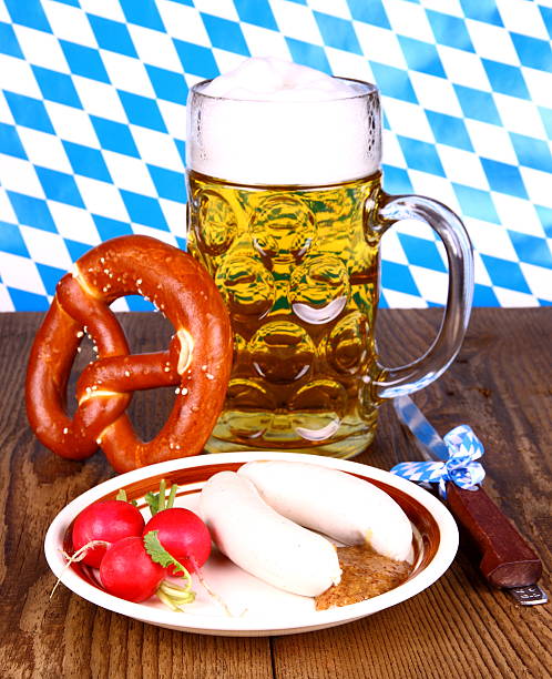 blanco, salchichas con mostaza, pretzel, cerveza y rábano - bretzl fotografías e imágenes de stock