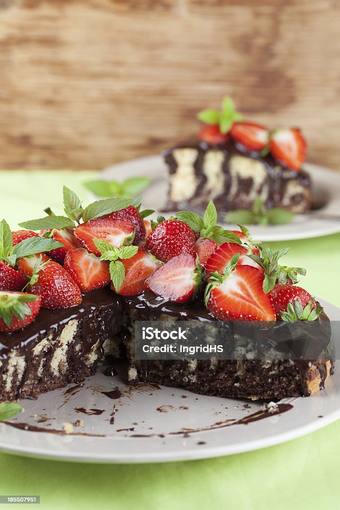 Marmorkuchen mit Schoko-Glasur und Erdbeeren - Lizenzfrei Braun Stock-Foto