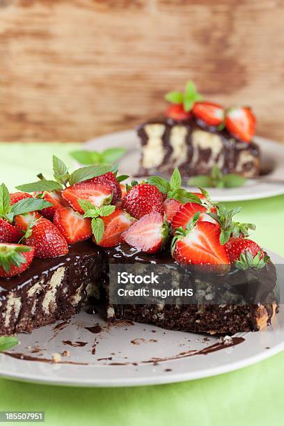 Marmorkuchen Mit Schokoglasur Und Erdbeeren Stockfoto und mehr Bilder von Braun - Braun, Dessert, Erdbeere