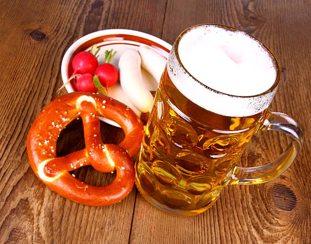 cerveza con pretzel, blanco, salchichas y rábano - bretzl fotografías e imágenes de stock