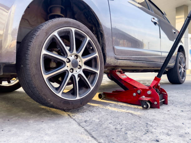 car lifted with hydraulic floor jack for repairing change the wheel tire leak - kriko nedir stok fotoğraflar ve resimler