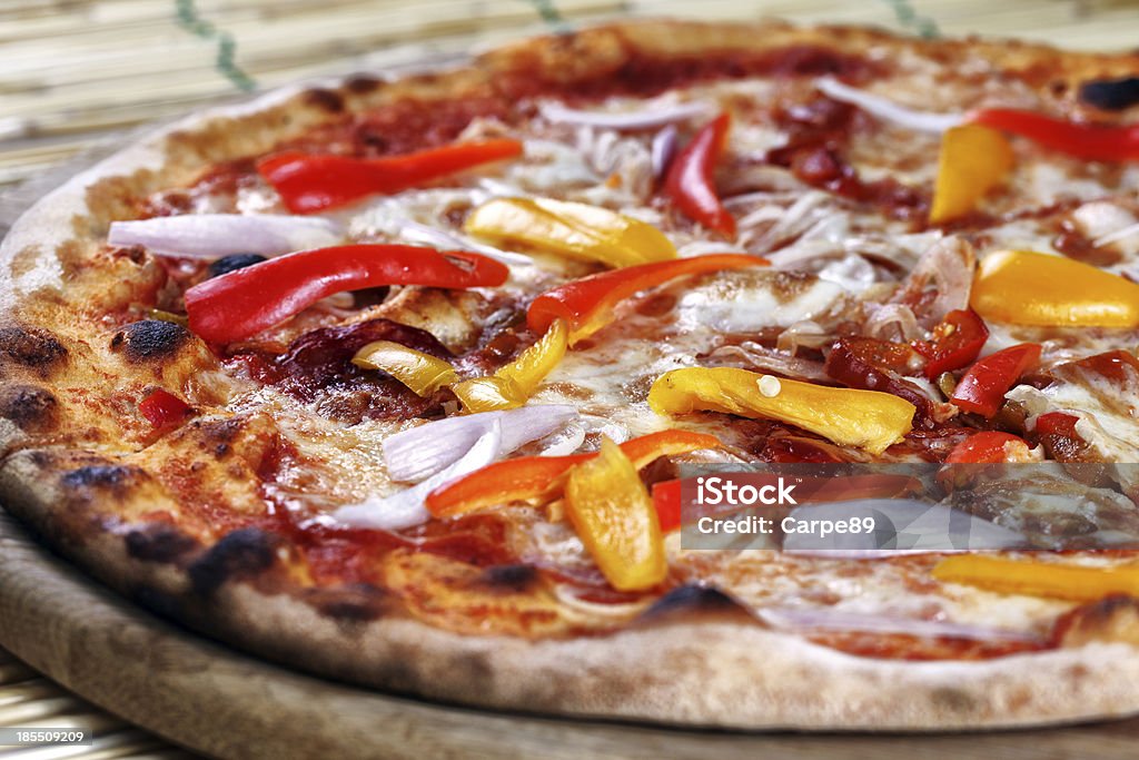 Pizza com pimentas e cebola - Foto de stock de Alimentação Não-saudável royalty-free