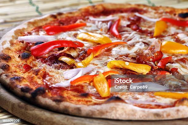 Foto de Pizza Com Pimentas E Cebola e mais fotos de stock de Alimentação Não-saudável - Alimentação Não-saudável, Alimentação Saudável, Almoço