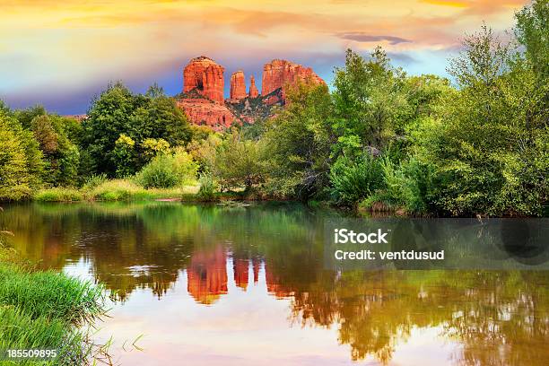 Foto de Catedral Rock Em Sedona Arizona e mais fotos de stock de Sedona - Sedona, Rochas Catedral, Parque Estatal de Red Rocks
