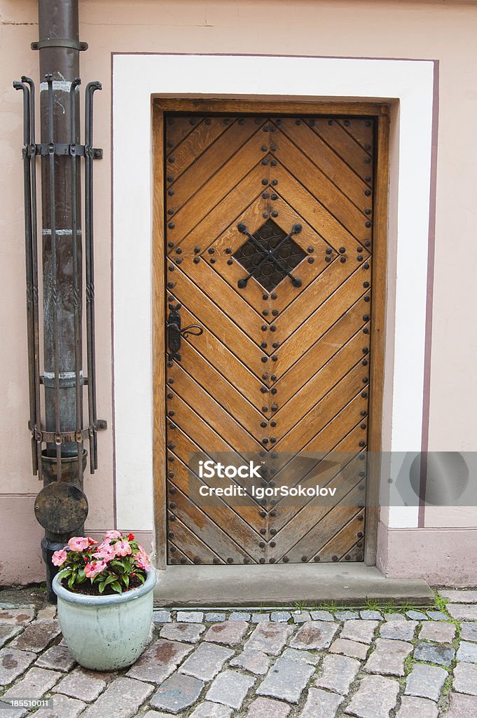 Vecchio porta e vaso con fiori - Foto stock royalty-free di Affari