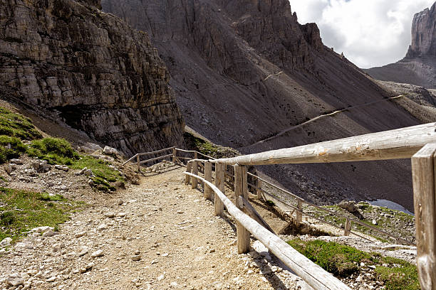 パスの山々 - country road fence road dolomites ストックフォトと画像