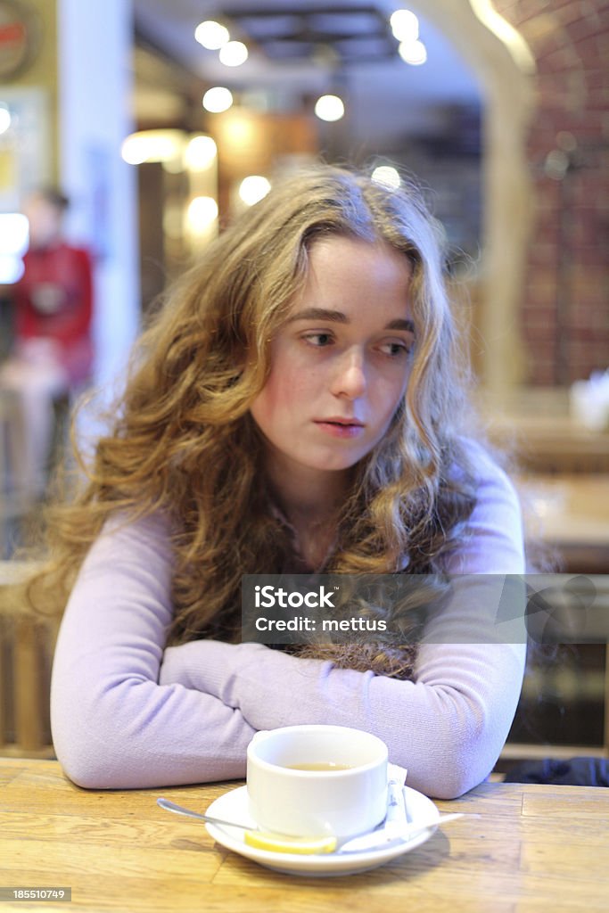 Kobieta w kawiarni - Zbiór zdjęć royalty-free (20-24 lata)