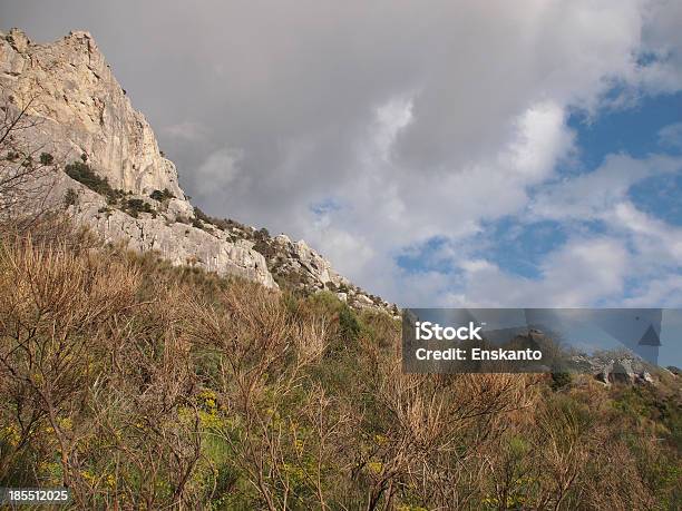 Alberi Nuvole E Rocce - Fotografie stock e altre immagini di Acqua - Acqua, Albero, Ambientazione esterna