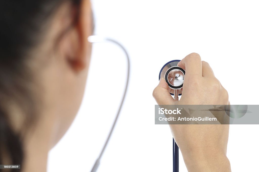 Vista posteriore della femmina medico con Stetoscopio - Foto stock royalty-free di Accudire