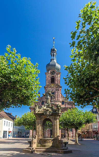 fontana e chiesa di st. alessandro a rastatt-baden-wurttemb - baden baden green street fountain foto e immagini stock