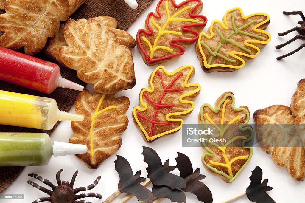 Las Cookies en la forma de hojas - Foto de stock de Al horno libre de derechos