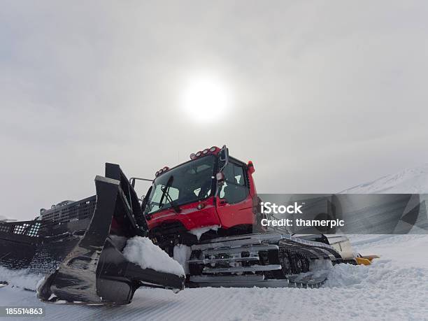 Kurort Narciarski Snowcat Zaparkowany Na Śniegu Po Przygotowaniu Podłożem - zdjęcia stockowe i więcej obrazów Alpy