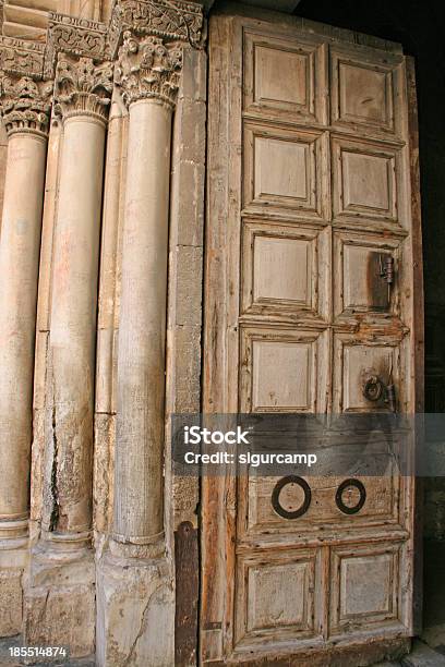 Kościół Świętego Sepulchre Drzwi W Jerozolimie Izrael - zdjęcia stockowe i więcej obrazów Aranżować