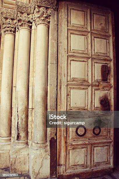 Porta Da Igreja Do Santo Sepulcro Em Jerusalém Israel - Fotografias de stock e mais imagens de Arquitetura