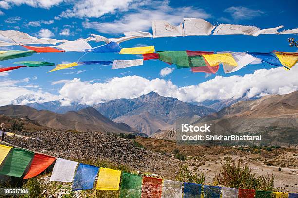 Молитвенных Флажков Развевающиеся Высоко В Горах — стоковые фотографии и другие картинки Азия - Азия, Без людей, Белый