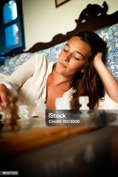 Foto de Jovem Jogando Xadrez Brunette e mais fotos de stock de 20 Anos - 20 Anos, Adolescente, Adolescentes Meninas