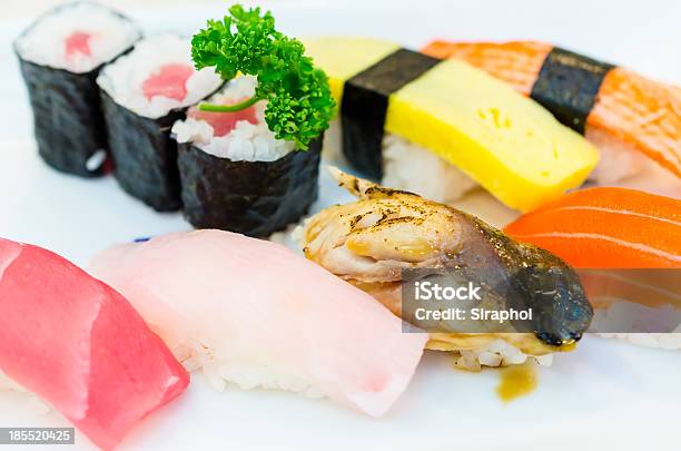 Photo libre de droit de Des Sushis banque d'images et plus d'images libres de droit de Aliment - Aliment, Aliment préparé en filet, Asie