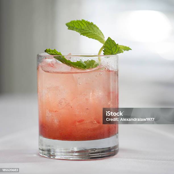 Erfrischenden Cocktail Stockfoto und mehr Bilder von Alkoholisches Getränk - Alkoholisches Getränk, Alkoholismus, Bildhintergrund