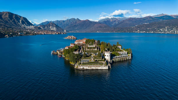 vista aérea de las islas borromeas en el lago maggiore - islas borromeas fotografías e imágenes de stock