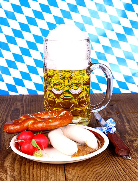 cerveza, blanco, salchichas, pretzel y rábano menú de san fermín - bretzl fotografías e imágenes de stock