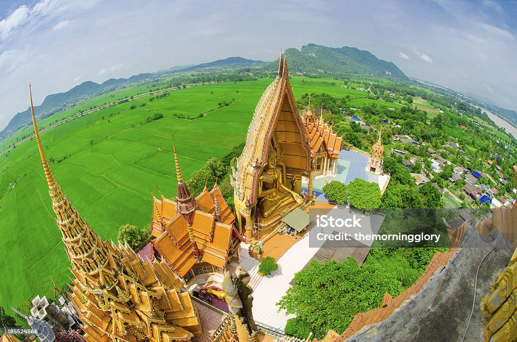 Gran buda Dorado en templo con fondo verde - Foto de stock de Arquitectura libre de derechos
