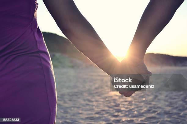 Foto de Casal e mais fotos de stock de Adulto - Adulto, Amarelo, Amor