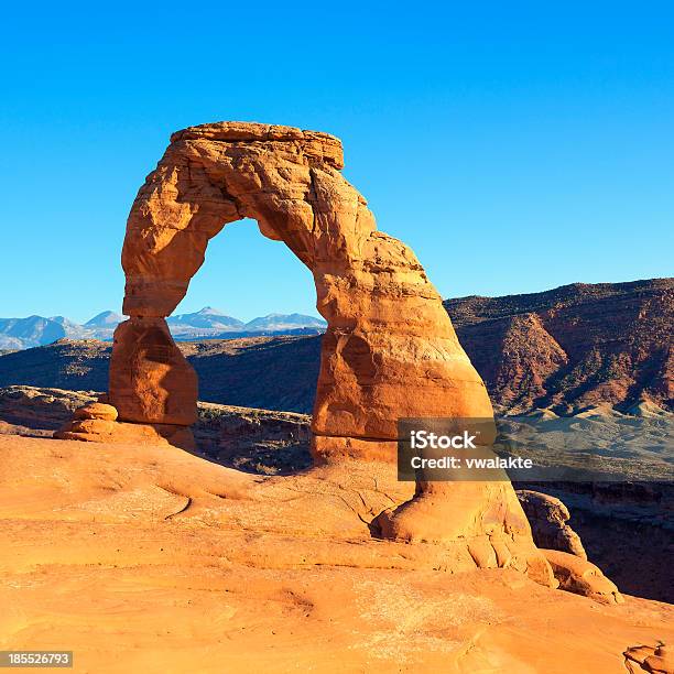 Vista De Delicate Arch Foto de stock y más banco de imágenes de Aire libre - Aire libre, Anochecer, Arco natural