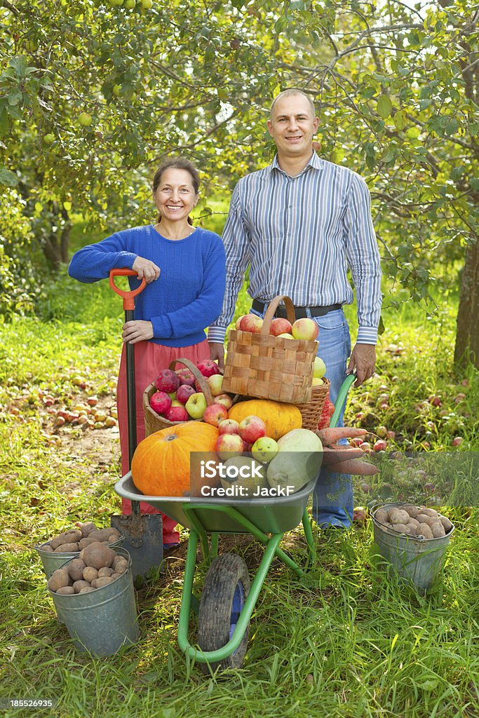 Мужчина и женщина с, выращенных овощей - Стоковые фото Овощ роялти-фри