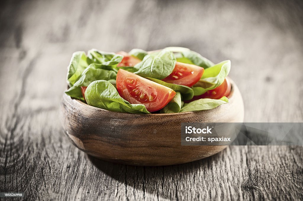 Insalata di spinaci e pomodori - Foto stock royalty-free di Alimentazione sana