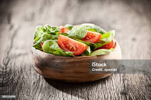 Insalata Di Spinaci E Pomodori - Fotografie stock e altre immagini di Alimentazione sana - Alimentazione sana, Cibo, Cibo biologico