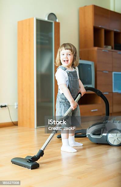 Photo libre de droit de Deux Ans Fille Avec Aspirateur banque d'images et plus d'images libres de droit de Aspirateur - Aspirateur, Bébés filles, Jouer