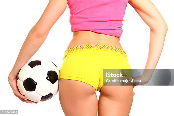 Спортивный Женщины Которые Позируют С Футбольный Мяч На Белом Фоне — стоковые фотографии и другие картинки Вес