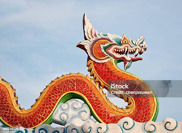 La Red Dragon Estado En Cielo De Fondo Foto de stock y más banco de imágenes de Arquitectura - Arquitectura, Asia, Colorido