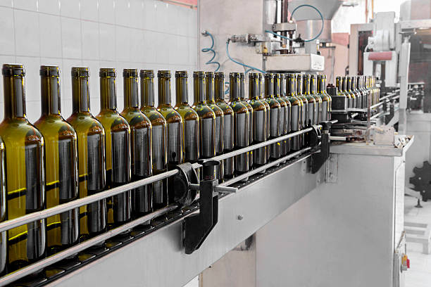 processo automatico di imbottigliamento - bottling plant winery wine industry foto e immagini stock