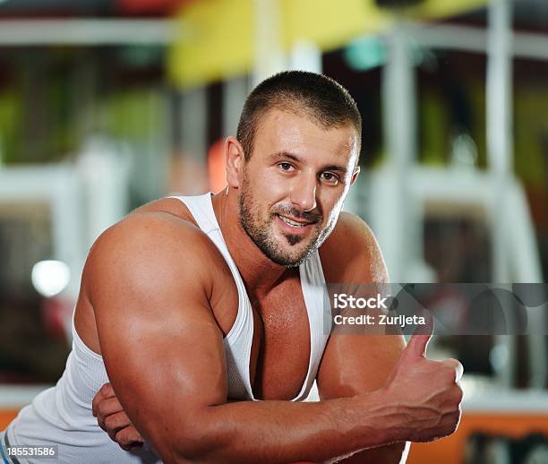 운동가형 Bodybuilder 실행 스포츠 운동시설 홀에서의 오목교 근육질 남자에 대한 스톡 사진 및 기타 이미지 - 근육질 남자, 근육질 체격, 남자